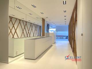 <p><span>Deze uitzonderlijke commerciële ruimte is gelegen in het hart van Deinze. Met een royale oppervlakte van 181m², biedt dit pand talloze mogelijkheden voor uw onderneming. </span></p><p><span>De inrichting straalt moderniteit en stijl uit, met strakke lijnen en eigentijdse elementen die een professionele uitstraling waarborgen. Grote ramen aan de voorzijde zorgen voor overvloedig natuurlijk licht, wat bijdraagt aan een aangename en uitnodigende sfeer.</span></p><p><span>De totale ruimte is op heden in twee delen ingedeeld, doch gemakkelijk naar wens worden aan te passen om aan uw zakelijke noden te voldoen. </span></p><p><span>De ruimte vooraan is op heden modern aangekleed als multifunctionele handelsruimte.</span></p><p><span>De grote ruimte achteraan is dan weer ideaal als stockageruimte met o.a. een aparte kitchenette. </span></p><p><span>Gelegen op een strategische locatie, geniet u van uitstekende zichtbaarheid en gemakkelijke toegankelijkheid, wat cruciaal is voor het succes van uw onderneming. Dit pand is de perfecte keuze voor iedereen die zijn commerciële dromen wil waarmaken in een bloeiende omgeving.</span></p><p><span>Interesse? Neem contact met ons op voor meer informatie of om een bezichtiging te plannen via info@excellent-vastgoed.be.</span></p>