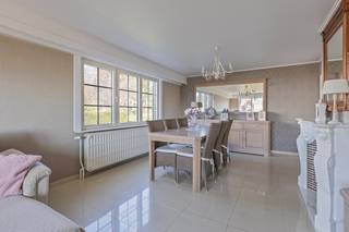 BENEDENVERDIEPING<br />- Inkomhal: met trap naar de kelder en trap naar de 1e verdieping.<br />- Keuken: standaard ingericht met inbouwkastjes,aanrecht,dubbele spoelbak, Bosch vaatwasmachine en elektrische kookplaat met oven, inbouwkoelkast en dampkap. Deels betegeld.<br />- Living: met sierhaard. Biedt mooi uitzicht op zowel de voorzijde,zijkant als de achterzijde.<br />- Achterinkomhal: met aparte, praktische berging.<br />- Aparte berging: met inbouwkasten.<br />- Badkamer: goed onderhouden en standaard ingericht met badkamermeubel met dubbele wastafel,1 ligbad, bidet,aparte (recente) douchecel met multi-sproeisystheem. Volledig betegeld. <br />- Aparte WC 1:volledig betegeld.<br />- Diversen: Voorzien van centrale verwarming op aardgas en elektrische rolluiken. Overal vernieuwde (keramische) tegelvloer.<br /><br />1E VERDIEPING: <br />- Slaapkamer 1: gelegen aan de voorzijde. Op degelijke novilonvloer.<br />- Slaapkamer 2: gelegen aan de rechter zijgevel; Op degelijke novilonvloer.<br />- Diversen: Voorzien van centrale verwarming op aardgas en elektrische rolluiken.<br /><br />2DE VERDIEPING:<br />- Slaapkamer 3 : op vernieuwde laminaatvloer. Met dakraam.<br />- Aparte dressing<br />- Zolder: perfect omvormbaar tot handige berging met extra kastruimte.<br />- Diversen: Voorzien van centrale verwarming op aardgas en elektrische rolluiken.<br /><br />KELDER:<br />- Inpandige garage: vlot bereikbaar via beklinkerde oprit en (vernieuwde) elektrische kantelpoort. Op tegelvloer. Voorzien van vernieuwde aluminium ramen. <br />Perfect omvormbaar tot extra slaapkamer of praktijkruimte.<br />- Wasplaats: ingericht met 1 wastafel en aansluitingen voor wasmachine.<br />- Aparte WC 2<br />- Kelderkamer/ Technische ruimte: Nette,droge kamer op tegelvloer.<br />Ingericht met vernieuwde verwarmingsketel op aardgas en voorzien van regenwaterpomp.<br />- Kruipkelder<br /><br />TUIN: <br />- 1 parkeerplaats: gelegen aan de voorzijde van het perceel. Uitbreidbaar tot meedere parkeerplaatsen.<br />- Afwerking: aangeplant met struikgewas en omheind met hagen en tuinpoortje aan de voorzijde<br />- Tuinhuis 1: Gezellige zithoek met mooie zoninval.<br />- Tuinhuis 2: Ruime berging voor fietsen en tuinmateriaal.