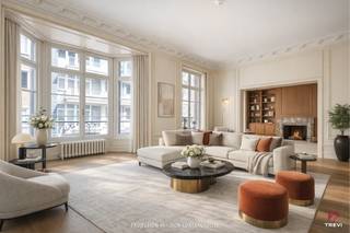 In de strategisch gelegen Emile Clauslaan, op de 2ᵉ verdieping van een karaktervol gebouw, ontdekt u dit ruime appartement van ±257 m², een...