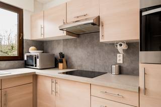 <p><span>Ruime gezinswoning op een uitzonderlijk perceel van 2.491 m² in Mechelen-Zuid!</span></p><p><span>Deze woning is gelegen op een indrukwekkend perceel van 2.491 m² en biedt een mooie combinatie van ruimte, comfort en ligging.</span></p><p><span>We betreden de woning via de ruime inkomhal met houten trap, die toegang geeft tot de keuken en de lichtrijke leefruimte. In de leefruimte zorgt een gezellige pelletkachel voor extra warmte en sfeer. De keuken sluit aan op de wasplaats en geeft toegang tot de veranda, met zicht op het groene perceel. Onder de trap bevindt zich de toegang tot een droge kelder, ideaal als extra bergruimte.</span></p><p><span>Op de eerste verdieping bevinden zich drie slaapkamers en een badkamer. Via een uitschuifbare trap is er toegang tot de zolderruimte, die extra opslagmogelijkheden biedt.</span></p><p><span>Daarnaast beschikt de woning over een garage, wat zorgt voor extra comfort en praktische opbergruimte. </span></p><p><span>Het royale perceel biedt tal van mogelijkheden: een mooie tuininrichting, speelruimte voor kinderen of gewoon genieten van een rustige, groene omgeving.</span></p><p><span>De woning is gelegen naast de autostrade, maar dit is binnenin niet merkbaar. Verder geniet u van een aangename en rustige buurt, met een vlotte verbinding naar Mechelen en omliggende gemeenten. Het Vrijbroekpark bevindt zich op korte afstand en vormt een absolute meerwaarde voor ontspanning en recreatie.</span></p><p><span>Een ideale woning voor wie op zoek is naar ruimte en vrijheid op een strategische ligging nabij Mechelen.</span></p>