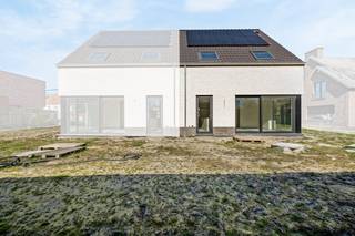 Ben je op zoek naar een moderne, energiezuinige woning waar je gezin meteen kan intrekken? Deze instapklare nieuwbouw in de rustige...