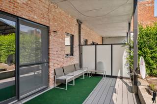 <p><strong>Zeer goed onderhouden, instapklaar appartement op de gelijkvloerse verdieping van een kleinschalig appartementsgebouw. Dit mooie appartement telt 1 slaapkamer en geniet van veel natuurlijk licht dankzij de grote raampartijen. Gelegen in hartje Turnhout: op een steenworp van de Turnhoutse Grote Markt en dus met alle voorzieningen, winkels en openbaar vervoer op wandelafstand. Het appartement beschikt over een goedgekeurde elektrische installatie en heeft een zeer gunstige EPC-score van 125,70 kWh/m²/jaar.</strong><br /><br /><u>Indeling appartement</u>: Bij het betreden van het appartement komt lichtrijke woonkamer op mooie keramische tegels deze vormt samen met de keuken een gezellige leefruimte. De keuken is uitgerust met een vaatwasser, een elektrisch kookvuur en een aparte koelkast met diepvries.</p>
<p>Aan de voorzijde van het appartement bevindt zich het nachtgedeelte met een ruime slaapkamer en de badkamer is uitgerust met een wastafel en een douche. Verder is er nog een praktische wasplaats en een apart toilet aanwezig.</p>
<p>Het terras is 6m lang en heeft een breedte van 2,5 meter, hier is het gezellig en bijzonder rustig vertoeven. Het terras is voorzien van stopcontacten, wateraansluiting en deels overdekt. <br />Dit appartement beschikt eveneens over een private kelderberging en auto -en fietsenstaanplaats, deze zijn verplicht bij aan te kopen.</p>
<p><u>Bijzonderheden:</u><br />- Centrale verwarming op aardgas<br />- Vliegenramen aanwezig<br />- Gunstige EPC-score: 125kWh/m²/jaar<br />- Goedgekeurde elektrische installatie: <br />- Gemeenschappelijke kosten 100 EUR/maand<br />- Aparte wasplaats<br />- Zeer centrale ligging op wandelafstand van alle voorzieningen<br />- Ondergrondse staanplaats (auto en fietsen) verplicht bij aan te kopen: € 22.000<br /><br /><br /></p>