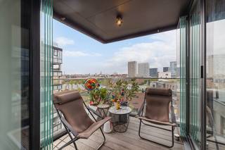 Op de zesde verdieping van de iconische Residentie Hardenvoort Park bevindt zich deze uitzonderlijke loft met een bewoonbare oppervlakte van 126 m²  (incl een afsluitbaar winter/zomer terras van 6 m²). Het gebouw, een voormalige silo die tussen 2015 en 2018 werd omgevormd tot een luxueuze residentie met slechts acht privatieve lofts, combineert industriële architectuur met eigentijdse elegantie. Dankzij de kleinschalige opzet en het unieke karakter geniet men hier van rust, privacy en een verfijnde stedelijke woonervaring in het groen van Park Spoor Noord.<br /><br />De huidige eigenaar, tevens de eerste bewoner, investeerde in een hoogwaardige afwerking en talrijke extra’s die dit appartement onderscheiden in zijn segment. De zuidwestelijke oriëntatie zorgt voor overvloedig licht en een open zicht op het park. Het terras is afsluitbaar en kan gebruikt worden als zomer- of winterruimte, wat het hele jaar door een verlengstuk vormt van de leefruimte.<br /><br />De loft werd oorspronkelijk ontworpen met twee slaapkamers, maar werd heringericht tot één ruime master suite met geïntegreerde badkamer, dressing en maatkasten. Daarnaast is er een aparte kamer die ideaal kan dienen als bureau, logeerkamer of extra berging. De leefruimte ademt ruimte en licht, met hoge plafonds, zonwerende raampartijen en een open keuken uitgevoerd in notelaar met een werkblad in kwartscomposiet. Alle toestellen zijn van het merk Bauknecht en de vaatwasser van Miele. De badkamer biedt luxueus comfort met een inloopdouche en whirlpool jetstream bad. Verder is er een aparte wasberging en stockageberging voorzien.<br /><br />Qua comfort laat deze loft niets te wensen over. Er is vloerverwarming, een hoogwaardige kunstharsvloer (Steppa), een domoticasysteem met programmeerbare sfeerfuncties, een rechtstreekse lifttoegang met codeklavier en een Verisure-alarmsysteem. Het gebouw is kleinschalig en professioneel beheerd, met een aparte VME en regelmatig onderhoud, waaronder professionele glasreiniging. Bewoners beschikken over een afgesloten fietsenberging en hebben toegang tot een ondergrondse parkeergarage, met mogelijkheid tot huur of aankoop van een staanplaats. Tevens mogelijkheid tot aankoop van een aparte kelder. <br /><br />Op energetisch vlak scoort dit appartement bijzonder goed met een zeer gunstig EPC-label A, dankzij de aanwezigheid van 10 individuele zonnepanelen (3.350 Wp) en een thuisbatterij van 2,4 kW. De maandelijkse energiekosten zijn hierdoor uitzonderlijk laag. Bovendien is het appartement volledig asbestveilig en uitgerust met een efficiënt ventilatiesysteem.<br />Residentie Hardenvoort Park is een toonbeeld van architecturale herbestemming waarbij industriële silo’s werden getransformeerd tot een modern wooncomplex met behoud van hun karakter. De combinatie van industrieel erfgoed, luxueuze afwerking en een groene stedelijke ligging maakt dit appartement uniek in Antwerpen. Met Park Spoor Noord letterlijk aan de voordeur en winkels, restaurants, scholen en openbaar vervoer op wandelafstand, biedt deze loft de perfecte balans tussen rust, design en stadsleven.<br /><br />Een woning met karakter, energie-efficiëntie en toekomstwaarde — ideaal voor wie op zoek is naar exclusiviteit, licht en comfort op een van de meest gewilde locaties van Antwerpen.<br /><br />Voor meer informatie of een bezoek: 03 225 00 68 of info@wellimmo.net.<br /><br />De EPC-score (A), het asbestattest en het grondplan zijn beschikbaar via de Wellimmo-website onder de rubriek ‘documenten’.