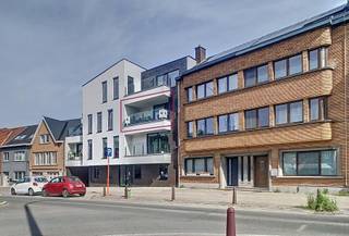 <strong><span>Stijlvol app met 2 SLPK, Terras én staanplaats, Toplocatie!</span></strong><br /><br />In dit <strong>stijlvol appartement</strong>, gelegen op de tweede verdieping van 'Residentie Sanctus', wordt U verwend met een modern, strak en trendy interieur. Daar bovenop ook met een groen en rustgevend uitzicht vanuit de lichtrijke leefruimte én van op het groot en aangenaam terras.<br /><br />De Heilig Hartlaan, <strong>vlot bereikbaar met de wagen en het openbaar vervoer,</strong> op wandelafstand van alle nodige faciliteiten én in de nabijheid van het centrum van de stad.<br /><br />Het appartement biedt U naast <strong>een ruime inkomhal, een lichtrijke leefruimte met een open en volledig ingerichte keuken</strong>, <strong>2 luxueuze slaapkamers</strong>, <strong>een moderne badkamer met inloopdouche en lavabo, een apart toilet én een afgesloten berging</strong> thv de keuken.<br /><br />Het gebruik van strakke en éénzelfde duurzame materialen in alle ruimtes bepaalt mee de luxe dat dit appartement uitstraalt!<br /><br />De <strong>aanwezigheid van zonnepanelen én een vlot te bereiken overdekte staanplaats</strong> met sectionaalpoort (afstandsbediening), met aanpalend een fietsenberging, maakt het geheel compleet!<br /><br />Maandelijkse provisie : 75 euro.<br /><br />Voor meer info en/of een bezoek maak uw afspraak via info@kurtimmo.be!