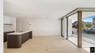 <p>Prachtig nieuwbouw appartement met 2 slaapkamers gelegen op de gelijkvloerse verdieping gelegen aan het Verzetsplein.<br />Indeling: inkomhall met gastentoilet en vestiaire. Lichtrijke en ruime leefruimte (raampartijen tot aan de grond) bestaande uit een open keuken, eetplaats en salon met toegang tot het zuidwestgerichte terras. Berging met aansluiting voor wasmachine en droogkast. Twee volwaardige slaapkamers. Slaapkamer 1 met dressing en slaapkamer 2 met ingemaakte kasten. Twee badkamers.<br />Ruime gemeenschappelijke fietsenberging aanwezig.<br />Oplevering 2026.</p>