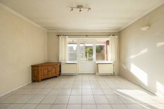 <strong>Bel-etagewoning met twee slaapkamers, veranda/terras en een inpandige garage in het centrum van Arendonk. Epc-score: 345 kWh/m² (Label D)</strong><br /><br /><strong>Ligging:</strong> inkomhal, woonkamer, open keuken, berging, veranda, toilet, twee slaapkamers, wasplaats, badkamer, zolder, garage<br /><br /><strong>Omschrijving:</strong> bel-etagewoning in het centrum van Arendonk. Indeling met gelijkvloers met inkomhal en een grote garage met automatishe poort. Eerste verdieping met woonkamer en een open keuken. Achteraan een veranda/binnenterras. Tweede verdieping met twee slaapkamers, een wasplaats en een badkamer met ligbad. Uitschuiftrap naar de ruime zolder.<br /><br /><strong>Epc-score:</strong> 345 kWh/m² (Label D)<br /><br /><strong>Bijzondere informatieplicht:</strong> in aanvraag