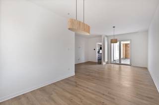 <p><strong>Welkom in dit charmante woonhuis gelegen in het hart van Eeklo</strong></p><p>Dit aantrekkelijke pand biedt een perfecte combinatie van klassieke uitstraling en moderne comfort. </p><p><strong>Indeling en ruimtes:</strong> Het pand telt twee ruime slaapkamers, ideaal voor gezinnen of als werkruimte. De woning beschikt over een praktische badkamer.</p><p><strong>Architecturaal ontwerp:</strong> Het huis presenteert zich met een moderne voorkant in wit stucwerk. De zorgvuldig geplaatste ramen zorgen voor optimale lichtinval en een aangename leefomgeving.</p><p><strong>Ligging:</strong> Gelegen in Eeklo, een levendige stad met uitstekende bereikbaarheid, winkels, scholen en lokale voorzieningen op loopafstand. De centrale ligging maakt dit een ideale plek voor wie graag in het hart van de stad wil wonen.</p><p><strong>Voordelen:</strong> Dit huis biedt een sterk fundament voor een nieuw begin. Met zijn compacte schaal en centrale ligging is het een uitstekende keuze voor starters, investeerders of degenen die zoeken naar een onderhoudsvriendelijk eigendom in een gezellige buurt.</p><p><span><span>Bij interesse mag u mailen naar Info@maximm.be en telefonisch contact opnemen met Bert op het nummer 0496/33.24.56. </span></span></p>