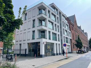 VISIT ONLY REQUESTS VIA IMMODAVINCI.BE<br /><br />Location:<br />This beautiful hospitality space is located at Oude Houtlei in Ghent, an excellent location. The property is very easily accessible within the city and in the vicinity there is a nice offer of parking such as the nearby Sint Michiels parking. The historic surroundings make for a unique experience.<br /><br />Layout:<br />You enter the property into a large open space with plenty of natural light thanks to the large windows. A large bar in the room divides the space perfectly. Following this is a toilet. Behind the bar is a spacious kitchen. All types of catering establishments fit perfectly here: a restaurant, coffee bar, etc. This accessible space with its attractive shop window soon attracts many passers-by. There is a cosy private terrace at the back of the building.<br /><br />VISIT ONLY ON REQUEST VIA IMMODAVINCI.BE