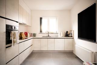 <p><span>Dit prachtige en eigentijdse appartement is gelegen op de Plèk te Hoegaarden, op de eerste en tweede verdieping van het gebouw.</span></p><p><span> </span></p><p><span>Dit appartement heeft een aparte toegang met trap naar de eerste verdieping.</span></p><p><span> </span></p><p><span>Op deze eerste verdieping is een ruime living met open keuken.  </span></p><p><span>De living geeft uit op het terras.  Op deze verdieping is een eerste toilet.</span></p><p><span> </span></p><p><span>Op de bovenverdieping zijn er 4 slaapkamers.  2 grote en 2 kleinere.</span></p><p><span> </span></p><p><span>De badkamer heeft een inloopdouche, dubbele lavabo en tweede toilet.</span></p><p><span> </span></p><p><span>Parkeren kan gratis op het Gemeenteplein.</span></p><p><span>Geen bijkomende algemene kosten.</span></p>