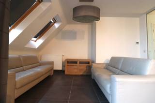 BEZOEKEN KUNNEN UITSLUITEND INGEPLAND WORDEN DOOR AANVRAAG VIA ONDERSTAANDE LINK: https://mijnhuurprofiel.be/property/d3e96978-344c-48bd-ba14-aa63a7aaa795<br /><br />Bent u op zoek naar een duplex appartement met 2-3 slaapkamers, terras en garage, in het centrum van Haasdonk? Lees en kijk dan snel even verder!<br /><br />Dit ruim appartement is ideaal gelegen, in het centrum van Haasdonk. Scholen, winkels en het openbaar vervoer zijn vlakbij. Dit appartement is recent gebouwd en heeft een gunstige EPC-waarde (label A). Dit appartement heeft achteraan het gebouw een gemeenschappelijke fietsenberging en een garagecomplex. Er is een garage met automatische poort voorzien bij de verhuring van dit appartement.<br /><br />Indeling: inkomhal met gastentoilet. Lichtrijke leefruimte met open keuken en aansluitend een gezellig terras. Berging met aansluiting voor het wasmachine en de droogkast. Ruime slaapkamer met aansluitend een badkamer die voorzien is van een ligbad en lavabomeubel. Op de bovenste verdieping is er nog een ruime slaapkamer die kan ingedeeld worden in twee kleinere slaapkamers. Tweede badkamer met inloopdouche, lavabomeubel én toilet. Tevens is er nog een technische berging voorzien op de bovenste verdieping (aansluitend aan de badkamer).<br /><br />Dit appartement is onmiddellijk beschikbaar. <br />De gemeenschappelijke kosten bedragen €60,00 per maand.