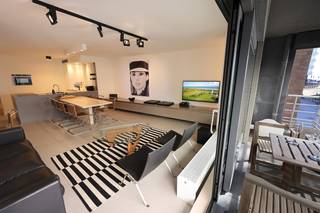 In de recente residentie <strong>‘Chateau Les Dunes’</strong> bevindt zich dit prachtig en energiezuinig appartement (EPC A-label), gebouwd in 2012. Dankzij de uitstekende ligging in Mariakerke geniet u hier van rust, comfort en een aangename nabijheid van de zee. Het appartement is gelegen op de eerste verdieping en beschikt over een zonnig terras met lateraal zeezicht.<br />Bij het binnenkomen komt u terecht in de inkomhal met apart gastentoilet. De lichtrijke woonkamer met eetplaats straalt modern comfort uit en is voorzien van praktische ingemaakte kasten. Via het grote schuifraam bereikt u het aangename terras waar u heerlijk kan genieten van de buitenlucht en het lateraal zeezicht.<br />De open keuken is een echte blikvanger en volledig uitgerust met kwalitatieve toestellen, waaronder een inductiekookplaat, combi-oven, vaatwasser en een ruime koelkast.<br />Verder beschikt het appartement over twee volwaardige slaapkamers, beide voorzien van ingemaakte kasten. De stijlvolle badkamer is uitgerust met zowel een moderne inloopdouche als een ligbad. Daarnaast is er een aparte bergruimte met aansluiting voor een wasmachine.<br /><br /><strong>Troeven van dit appartement:</strong>
<ul>
<li><span>Energiezuinig appartement met <strong>EPC A-label</strong></span></li>
<li><span>Gelegen in recente residentie (bouwjaar 2012)</span></li>
<li><span>Zonnig terras met <strong>lateraal zeezicht</strong></span></li>
<li><span>Twee volwaardige slaapkamers met ingemaakte kasten</span></li>
<li><span>Luxe badkamer met ligbad en inloopdouche</span></li>
<li><span>Elektrische installatie <strong>conform AREI</strong></span></li>
<li><span>Geen grote kosten voorzien in het gebouw</span></li>
<li><span>Gemeenschappelijk dakterras</span></li>
<li><span>Individuele verwarming op aardgas</span></li>
</ul>
Verkoop onder de <strong>erfpachtformule</strong>.<br />Een ideaal appartement als vaste woonst, tweede verblijf aan zee of interessante investering. Contacteer ons gerust voor meer informatie of een bezoek naar nicolas@jolieinvest.be of via telefoon op 0495/50.69.20<br />