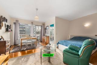 Ontdek deze smaakvol gerenoveerde studio, gelegen op de tweede verdieping van de verzorgde Residentie Westland II aan de Boulevard Sylvain Dupuis...