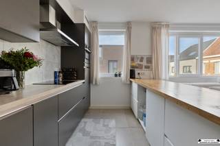 <p><span>Op zoek naar een top triplex appartement met EPC A met bijna alle voordelen van een woonhuis? De recente en lichte woning biedt meer dan je zou verwachten. Het hoekpand is gelegen in een rustige woonwijk, vlak aan een doodlopende straat die uitgeeft op de Kruibeekse Polder. En dus ook vlakbij het centrum van Kruibeke  met een ruim aanbod aan scholen, winkels, parken, een goede verbinding naar de E17, openbaar vervoer, het veer en de Waterbus naar Antwerpen.</span></p><p><span> </span></p><p><span>Via de inkomhal kom je in de eerste kamer die zowel kan dienen als werkruimte, hobbyruimte  of slaapkamer. Daarnaast ligt de garage/ wasplaats met  een laadpaal voor een elektrische wagen. Op de eerste verdieping een grote en gezellige leefruimte met zithoek en eetplaats en met aanpalend de moderne volledig uitgeruste open keuken. Via de glazen achterwand kom je op het leuke terras. Er is ook een kleine berging. In de gang vinden we een toilet en kunnen we een verdiep hoger naar een mooi afgewerkte badkamer met ligbad en toilet en twee ruime slaapkamers (19-18m²) en bergruimte/technische ruimte. Deze afzonderlijke wooneenheid maakt dat je geniet van de jonge look van een modern appartement zonder dat je rekening moet houden met anderen. Het is ook perfect als investeringseigendom en het is bovendien onmiddellijk beschikbaar.</span></p><p><span> </span></p><p><span>Een bezoek zal snel veel duidelijk maken. We verwachten jou.</span></p><p><span> </span></p>