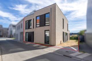 Ontdek deze net opgeleverde, <strong>centraal gelegen nieuwbouwwoning</strong> in Lebbeke, volledig klaar voor eerste bewoning. Alles is tot in de puntjes afgewerkt met oog voor <strong>kwaliteit</strong>: een prachtige keuken met veel opbergruimte, modern sanitair en een hedendaagse inrichting. Dankzij het uitzonderlijk lage <strong>E-peil van 9</strong> geniet u niet alleen van een uiterst energiezuinige woning, maar ook van een <strong>vrijstelling van de onroerende voorheffing gedurende de eerste vijf jaar</strong>. De combinatie van <strong>drievoudige beglazing</strong>, <strong>warmtepomp, vloerverwarming, zonnepanelen en ventilatiesysteem D</strong> maakt deze woning helemaal klaar voor de toekomst. Bovendien werd de woning getest op luchtdichtheid via een zogeheten <strong>blowerdoortest</strong>: dit garandeert warmtebehoud, meer wooncomfort én een lagere energiefactuur.<br />De <strong>leefruimte</strong> is ruim en lichtrijk, met grote ramen die uitkijken op de tuin. De volledig geïnstalleerde <strong>keuken</strong> vormt het hart van de woning en sluit naadloos aan bij de eet- en leefruimte, ideaal voor gezellige familiemomenten. Het gelijkvloers beschikt daarnaast over een <strong>grote berging</strong> met rechtstreekse toegang tot de straat, praktisch voor fietsen en extra opslag. Handig is ook dat de woning beschikt over <strong>twee aparte ingangen</strong>.<br />Op de verdieping bevinden zich <strong>drie ruime</strong>, lichtrijke <strong>slaapkamers</strong>. De master bedroom beschikt over een eigen <strong>badkamer</strong> met douche, terwijl de andere slaapkamers gebruikmaken van een <strong>tweede badkamer</strong> met ligbad en douche. Zowel boven als beneden is een <strong>apart toilet</strong> aanwezig. Buiten kan u genieten van een <strong>mooie tuin</strong>. Naast de woning is er <strong>parkeergelegenheid</strong>. De ligging is bovendien <strong>centraal</strong>, dichtbij winkels, scholen en openbaar vervoer. Deze woning combineert<strong> hedendaags comfort</strong> met een bijzonder lage energiekost en is volledig <strong>instapklaar</strong>. Enkel nog schilderen en u kan verhuizen. Een unieke kans voor wie op zoek is naar een <strong>moderne en duurzame thuis</strong>.<br />Prijs is excl. aansluitingskosten, registratie op de grond en 21% btw op de constructie.