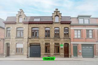 Op zoek naar een woning te koop in het hart van Ieper met tal van mogelijkheden? Deze ruime gezinswoning in de Lombaardstraat combineert een zeer centrale ligging met een sterk potentieel voor wie op zoek is naar een eigendom dat volledig naar eigen smaak kan worden ingericht.<br /><br />Deze woonst bevindt zich nabij het centrum van Ieper en beschikt over een bewoonbare oppervlakte van maar liefst 209 m². Dankzij de royale ruimtes, de vier slaapkamers en twee badkamers vormt dit pand de ideale basis voor een ruime gezinswoning of een interessante investering. De woning biedt een aangename indeling met veel lichtinval en beschikt bovendien over een terras en garage, wat een absolute meerwaarde is in deze topligging in Ieper. Hier geniet u van alle voorzieningen, winkels, scholen en openbaar vervoer op wandelafstand.<br /><br />Bent u op zoek naar een renovatiepand te koop in Ieper met mooie renovatiemogelijkheden en een uitstekende ligging nabij het centrum? Dan is deze woning beslist een bezoek waard. Immo Francois begeleidt u graag bij uw zoektocht in Ieper en de deelgemeenten.<br /><br />Vraag vandaag nog uw bezoek aan via Immo Francois en ontdek zelf het potentieel van deze ruime woning in het centrum van Ieper.<br /><br />Woning verkopen in Ieper? Vraag je gratis schatting aan bij Immo Francois via ieper@immofrancois.be.<br /><br />