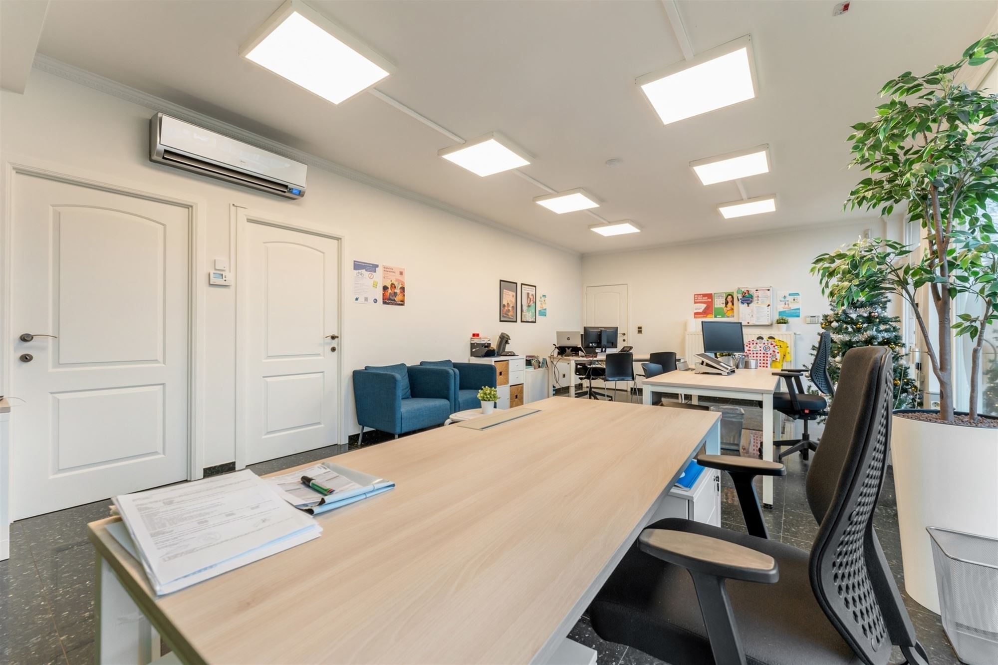 HANDELSPAND MET GOEDE VISIBILITEIT EN RUIME PARKING MET BOVENLIGGEND APPARTEMENT IN HEUSDEN-ZOLDER - foto 4