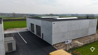 Nieuwe geïsoleerde KMO-unit te Aartrijke met een oppervlakte van 256 m² en 1 private parkeerplaats. <br /><br />Deze loods met brandklasse C heeft een oppervlakte van 256 m² en een vrije hoogte van +/- 6 m,. <br /><br />Deze UNIT bestaat uit: een sectionaalpoort van 4,50 m op 4,50 m, een afzonderlijke toegangsdeur, lichtstraat met rookluik, een regenwaterput van 6500 liter en een sceptische put. <br /><br />Alle nutsvoorzieningen, zoals water / elektriciteit / internet komen binnen in de unit. Er is ook een mogelijkheid om later zonnepanelen te plaatsen op de dakstructuur. <br /><br />Dit project is strategisch gelegen te Aartrijke, vlot bereikbaar en op korte afstand van Torhout, Ruddervoorde en de E403. Het bedrijventerrein is ideaal voor kleine en middelgrote ondernemingen die op zoek zijn naar een functionele, duurzame en goed bereikbare uitvalsbasis in West-Vlaanderen.<br /><br />Interesse? Neem contact met ons op voor meer info of een bezoek ter plaatse.