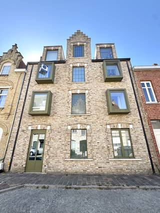 Instapklaar en recent appartement op toplocatie in Nieuwpoort-Stad<br /><br />Ontdek dit gezellige en uitstekend onderhouden appartement uit 2016, ideaal gelegen in het hart van Nieuwpoort-Stad.<br />Dankzij de moderne afwerking, conforme elektrische keuring en uitstekende isolatiewaarde geniet u hier van optimaal wooncomfort en een energiezuinige woning.<br /><br />Het appartement beschikt over een ruime slaapkamer, een lichtrijke leefruimte met open, volledig ingerichte keuken en een zonnig terras waar u heerlijk kunt ontspannen.<br />De aangename indeling en de verzorgde inrichting maken dit appartement volledig instapklaar.<br /><br />Extra troeven zijn de praktische fietsenberging en de autostandplaats op het gelijkvloers, verplicht mee aan te kopen voor € 24.000.<br /><br />De centrale ligging is een absolute meerwaarde: op wandelafstand van openbaar vervoer, winkels, gezellige restaurants aan de Kaai en het bruisende marktplein.<br /><br />Een ideale woonst of tweede verblijf aan de Belgische kust!<br /><br />Troeven:<br />* Recent gebouw (2016)<br />* Conforme elektrische installatie<br />* Uitstekende isolatie en energiezuinig<br />* Ruime slaapkamer<br />* Lichtrijke leefruimte met open keuken<br />* Zonnig terras<br />* Fietsenberging<br />* Autostandplaats op het gelijkvloers (€ 24.000)<br /><br />Centrale ligging nabij winkels, horeca en openbaar vervoer<br /><br />Een ideale opportuniteit voor wie comfortabel wil wonen of investeren in het charmante Nieuwpoort-Stad.