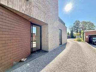 Ontdek dit uitzonderlijk lichtrijke appartement waar ruimte, comfort, energiezuinigheid en hoogwaardige materialen perfect samenkomen. Dit stijlvolle appartement beschikt over 2 volwaardige slaapkamers (ingemaakte kasten), 2 moderne badkamers en 2 aparte toiletten. De leefruimte beschikt over natuurlijk licht en sluit naadloos aan op de open, volledig uitgeruste keuken, voorzien van kwalitatieve inbouwtoestellen. De hoogwaardige afwerking komt overal tot uiting: een prachtige parketvloer, vloerverwarming (volledig), ingemaakte kasten op maat en een verfijnde materiaalkeuze (ingebouwde designkranen) zorgen voor een luxueuze en tijdloze uitstraling. Een unieke woonkans voor wie op zoek is naar een exclusief appartement gelegen IN HET CENTRUM waar comfort, design en kwaliteit centraal staan ! Achteraan het gebouw is er ook nog een aparte garagebox. <br /><br />Indeling: leefruimte met open geïnstalleerde keuken, hal, apart toilet, berging/wasplaats en slaapkamer 1 met bijhorende badkamer (inloopdouche). <br />1ste verdieping: nachthal, slaapkamer 2 met ingemaakte kasten en badkamer 2 (inloopdouche + toilet). <br />+ de aparte garage. <br /><br />De huurprijs 1.050 euro is incl. forfait gemeenschappelijke kosten + de aparte garage.<br />Meer info of een bezoek? MAIL naar chadia@wijsvastgoed.be !