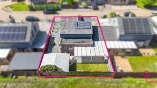 <p>Bij ImmoFusion 7/7 “open huis” : klik op onze 3D-TOUR. Ervaar vastgoed alsof je er zelf doorloopt!<br /><br /></p>
<p>Gelegen in een rustige en aangename straat in Houthalen, vindt u deze volledig gerenoveerde halfopen bebouwing. De woning werd met oog voor kwaliteit en comfort aangepakt en beschikt onder andere over driedubbele beglazing, een zonneboiler en duurzame materialen voor zowel deuren als vloeren. Dit zorgt niet alleen voor een moderne uitstraling, maar ook voor een energiezuinig en aangenaam woonklimaat.<br /><br /></p>
<p>Buiten geniet u van een gezellige en verzorgde tuin met terras, ideaal om te ontspannen of om gasten te ontvangen. De ligging is bovendien een grote troef: winkels, supermarkten, openbaar vervoer en de autostrade bevinden zich op korte afstand. Ook het levendige centrum van Houthalen, met zijn leuke eetgelegenheden en horecazaken, is gemakkelijk bereikbaar te voet of met de fiets.<br /><br /></p>
<p>Binnenin biedt de woning een praktische en doordachte indeling. De ruime leefruimte geniet van veel natuurlijke lichtinval en sluit naadloos aan op de keuken. Aansluitend is er een extra zitruimte, die eveneens toegang geeft tot het terras. Op het gelijkvloers vindt u daarnaast een apart toilet en een ruime, verzorgde garage.<br /><br /></p>
<p>Op de verdieping bevinden zich 3 volwaardige slaapkamers en een badkamer uitgerust met een ligbad en een tweede toilet.<br /><br /></p>
<p>Kortom, een instapklare woning die comfort, ruimte en een uitstekende ligging combineert.<br /><br /><span>Maatregelen opgenomen in het Maatregelenregister: nee</span></p>
<p>Voor een bezichtiging ter plaatse of meer info, bel ons op 078/78.78.70, of kom gewoon binnen op ons kantoor, steeds welkom!</p>