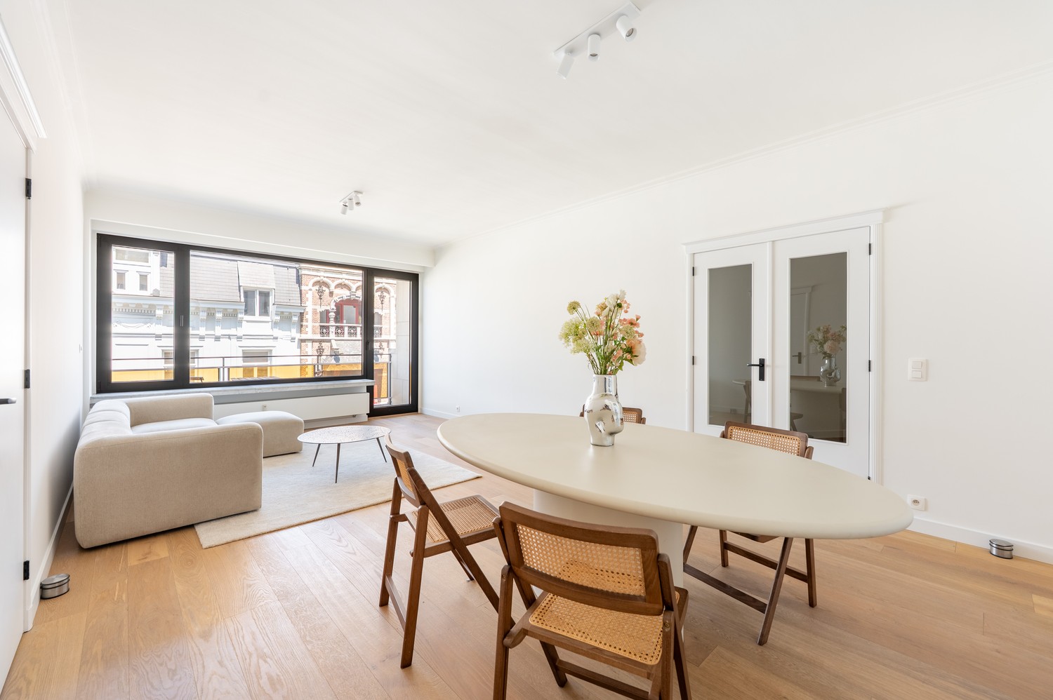 Welkom in dit stijlvol gerenoveerd appartement in het Zuid van Antwerpen. - foto 5