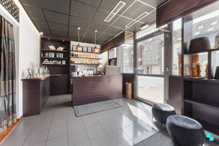 Dit <strong>handelspand </strong>(wellness op heden) <strong>met woonst</strong> geniet van een uiterst commerciële ligging langs de Meensesteenweg te Roeselare. De bewoonbare oppervlakte bedraagt 282 m² (volgens EPC-attest). Uitstekende bereikbaarheid dankzij de onmiddellijke nabijheid van de Rijksweg (N36), centrum, openbaar vervoer, etc. Indeling: onthaal/receptie, wachtruimte, hal, twee verzorgings-/massageruimtes, kleedkamer, extra ruimte (met hammam/Turks stoombad, verwarmde tafel in mozaïek en massagebad), relaxruimte met twee regendouches en bar, technische berging/wasplaats. Op de eerste verdieping bevindt zich het appartement bestaande uit een leefruimte met open keuken en één slaapkamer. Op zolder kan een extra hobby- of slaapkamer ingericht worden. Privé-parking voor vier wagens. Zonnepanelen | Ontdek de vele andere troeven op onze website www.bordes.be | Justine en Michel organiseren voor dit commercieel gebouw de bezoeken, mits het maken van een afspraak.