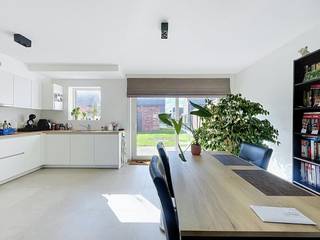 LIGGING:<br /><br />Deze woonst is gelegen in de rustige, doodlopende verkavelingswijk nabij het centrum van Aalter. <br />Hier kan je genieten van de rust en toch ben je in het centrum van Aalter. Winkels, bakker, slager, snellaadstation, scholen, sportcentrum, … zijn allen op wandelafstand. <br />Deze woning is uitstekend gelegen halfweg tussen Gent en Brugge. <br />De vlotte verbinding met de E40 brengt u zeer snel in deze steden of naar de Belgische kust.<br /><br />INDELING:<br /><br />Inkomhal met gastentoilet - lichtrijke leefruimte met open keuken voorzien van alle apparatuur- ruime berging met voorziening aansluiting wasmachine - bovenhal - 2 slaapkamers - badkamer met , douche en badkamersmeubel en toilet 2 - zolderruimte met mogelijkheid tot uitbreiden naar extra kamer mits afwerking - terras - tuin - garagebox.<br /><br />EXTRA INFO:<br /><br />De woning is beschikbaar vanaf 01 januari 2027.<br />De verwarming is voorzien op basis van warmtepomp via vloerverwarming (BEN-woning!)<br />De woning is op heden niet geschilderd maar voorzien van lichtarmaturen. <br />De gordijnen zijn optioneel over te nemen van de vertrekkende huurder.<br />Een grote plus is de aanwezigheid van de garagebox en nabijgelegen parkeerplaatsen in de buurt.<br />Geniet van zalige buitenmomenten in de zonnige tuin met aanpalend terras.<br /><br />BEZOEKAANVRAAG:<br /><br />Interesse om deze woning te bezoeken? Vraag dan zeker je bezoek aan via MijnHuurprofiel via de website van Dewaele!