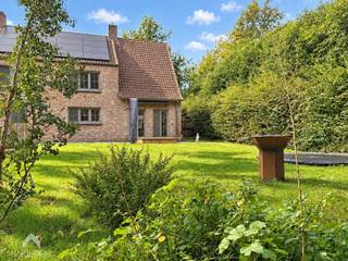 <p><span>Deze karaktervolle halfopen woning is rustig gelegen op een gegeerde locatie in een doodlopende straat, met een vlotte verbinding naar de E403. De woning combineert charme, ruimte en een hoogwaardige afwerking met duurzame materialen.</span></p>
<p><span>Via de inkomhal bereik je de ruime leefruimte en de grote, volledig geïnstalleerde keuken. Verder beschikt het gelijkvloers over een polyvalente ruimte, ideaal als kantoor of hobbyruimte, een praktische berging en een apart gastentoilet.</span></p>
<p><span>De ruime, oostgerichte tuin is een absolute troef en biedt een heerlijke plek om van de ochtendzon te genieten. Parkeren kan eenvoudig in de garage of op de extra parkeerplaats op eigen terrein.</span></p>
<p><span>Op de eerste verdieping bevinden zich drie slaapkamers en een verzorgde badkamer met douche, dubbele lavabo en toilet. De ruime zolder biedt bovendien heel wat mogelijkheden en kan ingericht worden als extra (slaap)kamers.</span></p>
<br />Extra troeven<br /><br />
<ul>
<li>EPC A</li>
<li>airco in elke kamer</li>
<li>warmtepomp lucht-lucht</li>
<li>22 zonnepanelen</li>
<li>regenwaterput 5000l</li>
<li>rolluiken</li>
<li>nabij belangrijke invalsweg, winkels, scholen</li>
<li>instapklaar</li>
</ul>
<br />
<p>Deze woning is te koop ZONDER makelaar via het concept van Smart Houses. Wenst u verdere inlichtingen of een bezoek? Contacteer rechtstreeks de eigenaar via +32477456698<span></span></p>