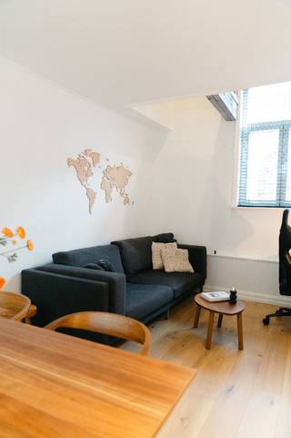 <p>Stijlvol en instapklaar appartement met ruim terras in hartje Brugge</p><p>Op zoek naar een karaktervol appartement in het centrum van Brugge? Dit instapklare appartement combineert een topligging binnen het Brugse Ei met een rustige ligging, veel lichtinval en een hoogwaardige afwerking.</p><p>De leefruimte is afgewerkt met hoogwaardig parket en maatwerk van Camber. De sfeervolle mezzanine beschikt over een slaapkamer met authentieke houten balken en ingemaakte kasten.</p><p>Een absolute troef is het ruime terras van 16 m², een zeldzame buitenruimte op deze centrale locatie.</p><p>Verder geniet het appartement van:<br />- EPC B (188 kWh/m²/jaar)<br />- nieuwe Vaillant condensatieketel geplaatst in april 2026<br />- geen directe zijburen en geen bovenburen<br />- hoogwaardige afwerking<br />- wasmachine, droogkast en koelkast inbegrepen<br />- winkels, horeca en openbaar vervoer op wandelafstand</p><p>Benieuwd naar het volledige verhaal, alle foto's en meer details? Bekijk de uitgebreide presentatie via onze aparte website: https://sites.google.com/view/appnoordzandstraat/home</p><p>Voor verdere info of een bezoek kan u ons steeds contacteren via mail op:</p>