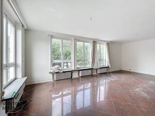 Deze hoekwoning is uniek in zijn soort en kan voor verschillende doeleinden gebruikt worden. De woning is gelegen in een rustige woonwijk vlakbij...