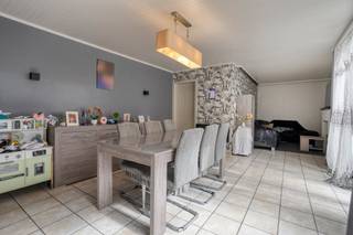 Plan je bezoek en ontdek dit ruime huis boordevol mogelijkheden op een centrale ligging in Izegem!Dankzij de praktische indeling, de ruime kamers en de gezellige houthaard geniet je hier van een aangename woning op een centrale locatie.Het huis is als volgt ingedeeld:Gelijkvloers:- Inkomhal met polyvalente ruimte, ideaal als bureau of hobbyruimte- Gezellige leefruimte met sfeervolle houthaard- Volledig uitgeruste keuken - Praktische berging met aansluiting voor wasmachine- Grote aparte berging met extra opbergruimte- Kelder1ste verdieping:- 3 volwaardige slaapkamers- Ruime badkamer met toilet, douche en bad2de verdieping:- Ruime zolderverdieping bereikbaar via een vaste trapBuiten:- Gezellige koer/tuin - GarageTroeven van dit huis:- Ruime en praktische indeling- Veel potentieel- Ideaal voor gezinnen of wie extra ruimte zoekt- Grote berging en extra zolderruimte- Centrale ligging te Izegem met vlotte verbinding nabij winkels, scholen en invalswegenBen je op zoek naar een ruim huis met ruimte, gezelligheid en heel wat mogelijkheden? Dan is dit huis zeker een bezoek waard. Contacteer ons vandaag nog voor een bezoek!Dit pand is onderworpen aan de renovatieverplichting van de Vlaamse overheid voor residentiële gebouwen (behoudens bij sloop binnen 5 jaar na de aankoop). Consulteer voor meer informatie de website van het Vlaams Energie- en Klimaatagentschap via https://www.vlaanderen.be/een-woning-kopen/renovatieverplichting-voor-residentiele-gebouwenBestuursmaatregelen in het maatregelenregister: nee