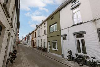 Twee slaapkamerwoning in hartje Ledeberg!Mobiscore: 9,2/10Ideale opportuniteit voor ouders met studerende kinderen, starters of investeerders!In de...