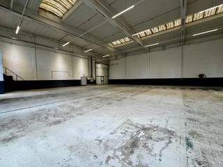 Hoogwaardige magazijnruimte van 1.001 m² te huur, gecombineerd met een kantoorruimte. Gelegen in de <strong>haven van Antwerpen</strong>, vlakbij de <strong>A12, E19 en Noorderlaan</strong>. Dankzij deze ligging geniet de site van een uitstekende bereikbaarheid en vormt het een ideale uitvalsbasis voor zowel nationale als internationale distributie.<br /><br />De magazijnruimte biedt een<strong> flexibele inrichting</strong> voor diverse activiteiten en beschikt over 1 sectionale poort, een lichtstraat met rookluik, een polybetonvloer en LED-verlichting. Aansluitend is 225 m² gerenoveerde kantoorruimte beschikbaar. Tevens zijn er parkeermogelijkheden en voldoende manoeuvreerruimte op de site.<br /><br />Contacteer <strong>PANORAMA B2B </strong>voor bijkomende technische inlichtingen, plannen of een vrijblijvend plaatsbezoek via <strong>0477 911 000.</strong>