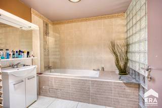 Deze driegevelwoning is gelegen op een toplocatie in Halle, vlakbij winkels, scholen, openbaar vervoer en op korte afstand van het centrum. Dankzij...