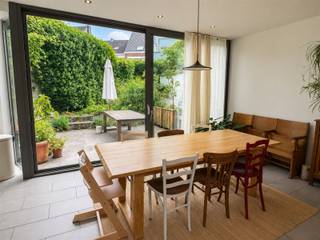Leuke stadswoning met zuid-gerichte tuin. Via de inkomhal bereiken we een ruime woonkamer met open keuken. Dankzij de hoge plafonds en veel lichtinval is dit een zeer aangename ruimte welke uitgeeft op de tuin.Op de eerste verdieping is er een slaapkamer en badkamer(ligbad, dubbele lavabo en WC) aanwezig. De zolderverdieping werd ingericht als tweede slaapkamer.Gelegen op wandelafstand van Station en Grote Markt. Vrij vanaf 1 november 2026.