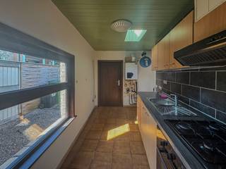 Deze woning bevindt zich op een boogscheut van de Grote Markt en bestaat uit:GELIJKVLOERS:Leefruimte - ngerichte keuken bevat onder andere een...