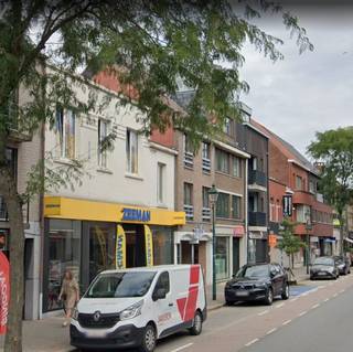 Bent u op zoek naar een rendabele investering? Dan is deze uitstekend gelegen opbrengsteigendom in de Stationsstraat 67 te Leopoldsburg zeker een bezoek waard. Het pand beschikt over een ruim handelsgelijkvloers met een oppervlakte van maar liefst 621 m². Op de verdieping bevinden zich momenteel kantoor- en sociale ruimtes, wat zorgt voor een functionele en veelzijdige indeling.<br /><strong>Een belangrijke troef is dat het gebouw momenteel verhuurd is aan de gerenommeerde retailketen Zeeman, wat garant staat voor een onmiddellijke huuropbrengst. De maandelijkse huurinkomst bedraagt € 3.285, waardoor dit pand een interessante opportuniteit vormt voor investeerders die op zoek zijn naar een stabiel rendement.</strong><br />Interesse of graag meer informatie? Contacteer ons via info@immodelestre.be of bel naar 054 33 62 52. Meer vastgoedaanbod vindt u op www.immodelestre.be.