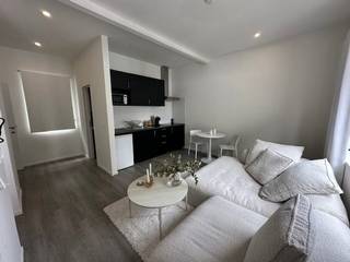 Luxueus gerenoveerde studio met aparte slaaphoek, op topligging op het eilandje.<br /><br />Volledig geschilderd en instapklaar! Onmiddellijk beschikbaar.<br /><br />Indeling:<br />Leefruimte met veel lichtinval, met open ingerichte keuken (voorzien van koelkast, kookvuur, dampkap), aparte slaaphoek met plaats voor een dubbel bed en een kast, badkamer met douche , toilet en lavabo. Gemeenschappelijk gebruik van wasmachine en droogkast op het gelijkvloers. <br /><br />Bijzonderheden:<br />Maandelijkse kosten 65 euro voor waterverbruik en onderhoud gang. <br />Maandelijkse provisie voor verbruik elektriciteit 120 euro. <br />EPC 289 kWh/m.