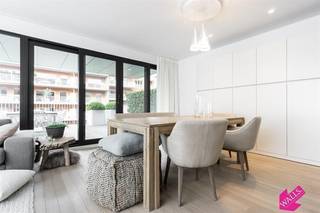 Prachtig, luxueus afgewerkt gemeubeld appartement, met groot terras op topligging Antwerpen Zuid. <br /><br />Beschikbaar vanaf 1 februari of 1 maart. <br /><br />Indeling: inkomhal met vestiaire en apart toilet, leefruimte op parket met prachtige open keuken: volledig ingericht voorzien van alle toestellen. Aansluitend aan de woonkamer een groot terras. Badkamer met grote inloopdouche en dubbel lavabomeubel. Berging voorzien van wasmachine en droogkast. Slaapkamer met aansluitend een volledig ingerichte dressing. 2e kamer: Volledig ingerichte buro. <br />Als extra troeven heeft het nieuwbouw appartement een zeer groot terras van 25m² en een ondergrondse autostaanplaats die kan bijgehuurd worden aan 150 euro per maand. <br /><br />Gemeenschappelijke kosten: 120 euro.<br />Alle verbruik met individuele meters. <br />Zeer gunstige EPC score van slechts 90 kWh/m².