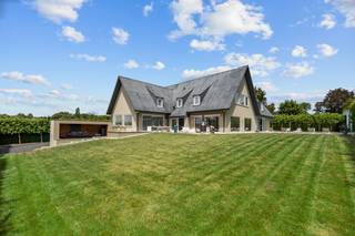 GROTE mooi gerenoveerde VILLA, op een commerciële ligging. Zwembad, wellness (sauna), mooi aangelegde omheinde tuin met buitenkeuken,...