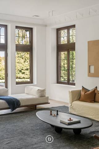 Exclusief wonen aan de oevers van de Leie, verscholen in een privatief park van ca. 12.000 m², op korte afstand van het centrum van Gent.<br /><br />Appartement “Salon” is een royaal villa-appartement met een oppervlakte van 222 m² in een karaktervolle villa (1939) waar historische grandeur en hedendaags comfort harmonieus samenkomen. Hoge plafonds, indrukwekkende raampartijen en verfijnde detaillering worden subtiel gecombineerd met een hoogwaardige, hedendaagse afwerking.<br /><br />De lichtrijke leefruimte met open keuken en aparte berging vormt het hart van het appartement en vloeit naadloos over in het omliggende park. Dankzij de gelijkvloerse ligging geniet u van directe toegang tot het groen, een uitzonderlijk ruim terras van 97 m² en de nabijheid van het water — een verfijnde binnen-buitenbeleving.<br /><br />Twee volwaardige slaapkamers, elk met een eigen badkamer, en een aparte dressing vervolledigen dit uitzonderlijke geheel.<br /><br />Buiten is een mooie, overdekte carport voorzien. Bovendien beschikt het appartement over een praktische kelderberging.