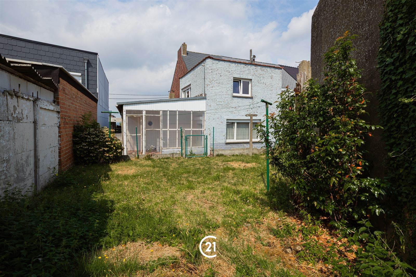 Halfopen woning met garage, tuin en veel potentieel! - foto 4