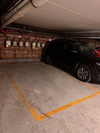 Zeer centraal gelegen ondergronds privatieve parkeerplaats te Lier te huur. Vlak achter de winkelstraat en pal tegen de Lierse vest is...