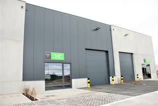 Deze loods (395,95m²) is multifunctioneel inzetbaar voor diverse bedrijfsactiviteiten en biedt tevens ruimte voor opslagdoeleinden. De...