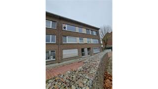 Een op te frissen appartement bestaande uit een woonkamer, keuken, 2 slaapkamers, badkamer, terrasje met bergkast, garage.Gelegen in woongebied, geen...