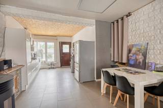Ben je op zoek naar een ruime woning met een grote tuin en tal van mogelijkheden om naar eigen smaak te renoveren? Dan is deze halfopen bebouwing in het landelijke Erondegem zeker een bezoek waard.<br /><br />Met een perceeloppervlakte van 970 m², vier slaapkamers en een praktische indeling vormt deze woning de ideale basis voor gezinnen, investeerders of handige renovators.<br /><br />Indeling van de woning<br /><br />Gelijkvloers:<br />- Inkom<br />- Ruime leefruimte met open keuken<br />- Grote slaapkamer<br />- Badkamer met douche<br />- Berging<br /><br />Eerste verdieping:<br />- Nachthal<br />- 3 slaapkamers<br /><br />Troeven:<br />- Perceeloppervlakte van 970 m²<br />- 4 slaapkamers waarvan 1 op het gelijkvloers<br />- Ruime leefruimte met open keuken<br />- landelijke ligging<br />- Vlotte verbinding naar Aalst, Wetteren en E40<br /><br />Benieuwd naar de mogelijkheden van deze woning? <br />Contacteer ons voor meer informatie of plan vandaag nog jouw bezoek via:<br />https://albert.immo/listing/dwelling-for-sale-9420-erpe-mere-7721212