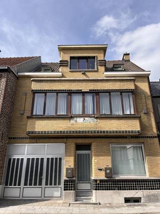 Vul eerst de KANDIDATUURFICHE volledig in door te klikken op volgende link https://ppvastgoed.be/nl/kandidatuurfiche ! Dan pas kan een bezoek ingepland worden. Deze gunstig gelegen, instapklaar appartement bevindt zich op de 2de verdieping van een rustig gelegen appartementsgebouw. Het omvat een ingerichte keuken met geïntegreerde woonkamer, badkamer met douche, meubel, kast, voorziening voor wasmachine en toilet, 1 slaapkamer. De studio wordt verwarmd met een gaskachel. Beschikbaar vanaf 01/10/2026. Huurprijs €650/maand + €10/maand (onderhoud brander).