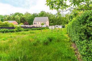 <strong>Welkom te Schilde, Speelhofdreef 15!</strong><br /><br />Deze eigendom biedt een uitzonderlijke opportuniteit: <strong>een perceel van ca. 1.022 m²</strong> met een bestaande karaktervolle art deco / mid-century bungalow.<br />Het perceel heeft een <strong>straatbreedte van ca. 12 meter en een diepte van ca. 85 meter,</strong> wat mooie mogelijkheden biedt binnen de geldende voorschriften.<br /><strong>Vergunde renovatie reeds aanwezig.</strong><br /><br />Voor wie de charme van de bestaande woning wenst te behouden, is er reeds een goedgekeurde bouwaanvraag (februari 2026) aanwezig voor een volledige renovatie en uitbreiding van de bungalow.<br /><br />De renders en plannen geven een duidelijk beeld van het potentieel:
<ul>
	<li>Bewoonbare oppervlakte <strong>van ca. 240 m² (excl. kelder)</strong></li>
	<li>Gelijkvloers: ca. 9 m x 17 m</li>
	<li>Eerste verdieping: ca. 6 m x 17 m</li>
	<li>4 slaapkamers</li>
	<li>2 badkamers</li>
	<li>Poolhouse van ca. 36 m²</li>
	<li>Plunge pool van ca. 15 m²</li>
</ul>
Mogelijkheid tot 6% btw-tarief (onder voorwaarden).<br />Inclusief uitgewerkt tuinplan door tuinarchitect<br />Nieuwbouw mogelijk<br /><br />Wie liever volledig opnieuw start, kan uiteraard kiezen voor afbraak en de realisatie van een open bebouwing volgens de geldende stedenbouwkundige voorschriften van Schilde.<br />Een ideale opportuniteit voor wie op zoek is naar:
<ul>
	<li>een exclusieve renovatie;</li>
	<li>een high-end nieuwbouwproject;</li>
	<li>of een perceel met veel vrijheid en potentieel.</li>
</ul>
Technisch:<br />- EPC:  935kWh/m2jaar, label F<br />- EEN Renovatieverplichting<br />- G-&amp;P-score: A &amp; A<br />- Stedenbouw informatie in aanvraag<br /><br />Interesse of graag meer informatie over de mogelijkheden?<br />Neem gerust contact op via 03 369 70 33 of 0465 00 38 27. Wij vertellen u graag meer tijdens een persoonlijk gesprek of bezoek ter plaatse.