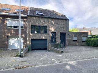 <p>Cette maison à louer à Kessel-Lo profite d’une situation particulièrement agréable, juste en face d’un parc et dans un environnement verdoyant. Avec 2 chambres, un garage, une allée de stationnement et un certificat de performance énergétique de niveau B, elle offre une combinaison intéressante entre confort, fonctionnalité et cadre de vie paisible.</p><p> </p><p>Dès l’entrée, le hall d’entrée donne accès aux différents espaces de vie. Le séjour spacieux constitue le cœur de la maison et offre suffisamment de place pour aménager un salon confortable ainsi qu’un espace repas. La cuisine ouverte prolonge naturellement la pièce de vie et crée un environnement convivial où cuisiner et profiter du quotidien se font en toute simplicité. Un espace de rangement pratique complète le rez-de-chaussée.</p><p> </p><p>La salle de bains est équipée d’une douche et d’une baignoire, permettant de choisir entre confort et praticité selon les envies. La maison compte 2 chambres à l’étage. Elles peuvent convenir à un couple, à une petite famille ou à toute personne souhaitant disposer d’une chambre supplémentaire pour un bureau ou une pièce polyvalente. Un espace de rangement dans le grenier offre également une solution pratique pour conserver les affaires utilisées moins fréquemment.</p><p>À l’extérieur, cette maison à louer à Kessel-Lo dispose d’un garage pouvant accueillir une voiture et offrant un espace de rangement complémentaire. L’allée permet également de stationner un véhicule supplémentaire. La présence du parc juste en face de la maison apporte une atmosphère agréable et verdoyante, avec une belle ouverture sur l’environnement immédiat.</p><p> </p><p>Avec son niveau énergétique B, la maison offre un bon équilibre entre confort quotidien et performance énergétique. Elle sera disponible à partir du 01/11/2026 et est proposée avec un loyer de 1270 euros par mois. Si vous recherchez une maison de 2 chambres avec garage, stationnement et un parc juste en face à Kessel-Lo, contactez-nous pour obtenir davantage d’informations ou organiser une visite via www.living-stone.be!</p>