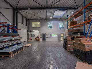 <span><strong>BEDRIJFSPAND BESTAANDE UIT EEN BEDRIJFSHAL, MAGAZIJNEN EN KANTOREN GELEGEN OP EEN PERCEEL VAN 3A 95CA TE LANKLAAR</strong><strong><br /><br />KENMERKEN<br /></strong>- 153 zonnepanelen (totaal vermogen 51,69 kWp en 53,2 kWh batterijopslag met EMS (EnergieManagementSysteem) voor een optimale energiebeheersing.<br />- 1 functionele laadpaal en 5 bijkomende laadpunten met laadpaalinfrastructuur.<br />- Warmtepomp voor vloerverwarming en warm water.<br />- Uitgebreid Loxone domoticasysteem voor:<br />* Centrale aansturing van verwarming, ventilatie en airconditioning.<br />* Poort en alle kantoordeuren, voordeur en detail magazijndeur openen op afstand of via batch.<br />* Deurbel met camera.<br />* Alarm.<br />* Brand-detectoren.<br />* Automatische verlichting aan/uit via motiondetectie op ingestelde verlichtingssterkte.<br />- Alle kantoren zijn voorzien van voldoende UTP-stopcontacten met fiber internet.<br /><br /><strong>GELIJKVLOERS 00 (425,35 m²)<br /></strong>- Hal (17,28 m x 16,18 m = 279,59 m²): hoogte onder spant 6,10 m, automatisch sectionale poort, metalen trap naar de eerste verdieping, gepolierde betonvloer.<br />- Technische ruimte (3,00 m x 3,70 m = 11,10 m²): elektriciteitskast, serverkast, gasaansluiting, warmptepomp, tegelvloer.</span><br /><span>- Toilet (1,10 m x 1,70 m = 1,87 m²): hangtoilet, lavabo en onderkast, volledige wandbetegeling, tegelvloer.</span><br /><span>- Buro magazijn (1,10m x 3,30 m = 3,63 m²)</span><br /><span>- Bureel 1 (5,20 m x 7,00 m = 36,40 m²): inclusief kitchenette (onder- en bovenkasten, koelkast, vaatwasser), airco, ventilatie, tegelvloer.</span><br /><span>- Toilet (1,10 m x 1,60 m = 1,76 m²): hangtoilet, lavabo en onderkast, volledige wandbetegeling, tegelvloer.</span><br /><span>- Bureel 2 (3,80 m x 5,00 m = 19,00 m²): directiebureau, kitchenette (onder- en bovenkasten, spoelbak, koelkast), toilet (hangtoilet, lavabo en onderkast), tegelvloer.</span><br /><span>- Magazijn (12,00 m x 6,00 m = 72,00 m²): hoogte onder spant van 3,20 m, gepolierde betonvloer.</span><br /><br /><span><strong>VERDIEPING</strong> <strong>+01 (172,94 m²)</strong></span><br /><span>- Magazijn (10,80 m x 6,00 m = 64,80 m²): hoogte onder spant van 2,60 m, gepolierde betonvloer.<br />- Platform (5,80 m x 3,90 m = 22,62 m²): technische wand: zonnecollectoren en batterij, gepolierde betonvloer.<br />- Overloop (5,20 m x 2,00 m = 10,40 m²): trap naar de tweede verdieping, tegelvloer.<br />- Gang (11,50 m x 1,30 m = 14,95 m²): tegelvloer.<br />- Bureel 1 (3,80 m x 3,20 m = 12,16 m²): airco, ventilatie, zicht op hal/omgeving, tegelvloer.<br />- Bureel 2 (3,80 m x 3,20 m = 12,16 m²): airco, ventilatie, zicht op hal/omgeving, tegelvloer.<br />- Bureel 3 (3,80 m x 3,20 m = 12,16 m²): airco, ventilatie, zicht op hal/omgeving, tegelvloer.<br />- Keuken (5,00 m x 3,80 m = 19,00 m²): onder- en bovenkasten, koelkast met diepvriesvak, vaatwasser, microgolfoven, tegelvloer.<br />- Toiletten (0,92 m x 3,80 m = 3,49 m²): 2 hangtoiletten, lavabo, volledige wandbetegeling, tegelvloer.<br />- Berging (1,00 m x 1,20 m = 1,20 m²): tegelvloer.<br /><br /><strong>VERDIEPING</strong> <strong>+02 (27,60 m²)</strong><br />- Vergaderzaal (9,20 m x 3,00 m = 27,60 m²): airco, ventilatie, tegelvloer.</span><span><br /><br />Bekijkt u deze advertentie via een aanverwante vastgoedsite, surf dan zeker naar onze website <strong>www.N78vastgoed.be</strong> voor een uitgebreide beschrijving en foto's. <strong>Meer info: +32 (0)89 86 18 88 of info@N78vastgoed.be.</strong></span>